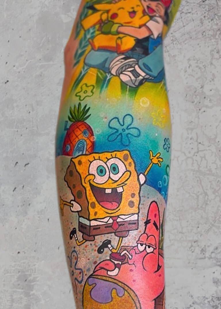 7sinstattoo.pl Zrzut ekranu z najlepszego studia tatuażu Poznań prezentuje żywy tatuaż z uwielbianymi postaciami z animowanego serialu „SpongeBob Kanciastoporty”. Projekt przedstawia SpongeBoba radośnie machającego, a Patrick Star spogląda w górę pod nim, na szczegółowym tle, na którym znajduje się kultowy ananasowy dom SpongeBoba i inne elementy o tematyce podwodnej. Najlepsze studio tatuażu Seven Sins Tattoo