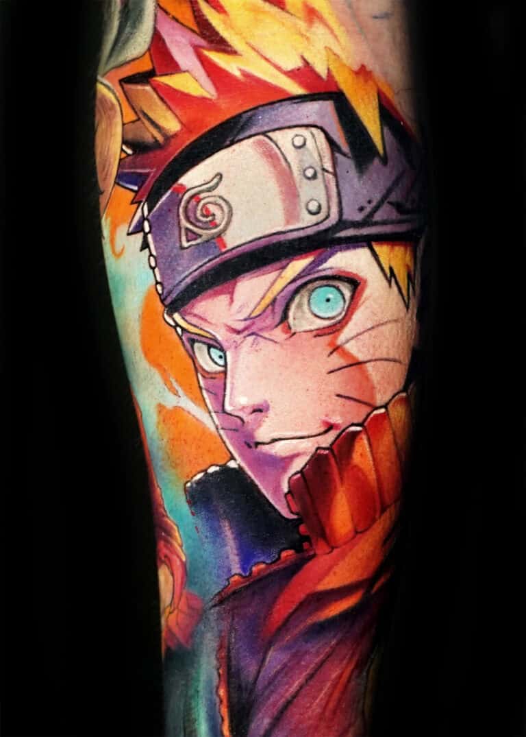 Żywy tatuaż przedstawia Naruto Uzumaki, postać z anime „Naruto”. Przedstawiany jest z kolczastymi blond włosami, opaską z symbolem Wioski Liścia, niebieskimi oczami i śladami przypominającymi wąsy na policzkach. Tatuaż jest bardzo szczegółowy, uchwyca jego intensywny wyraz twarzy i kolorowe tło.